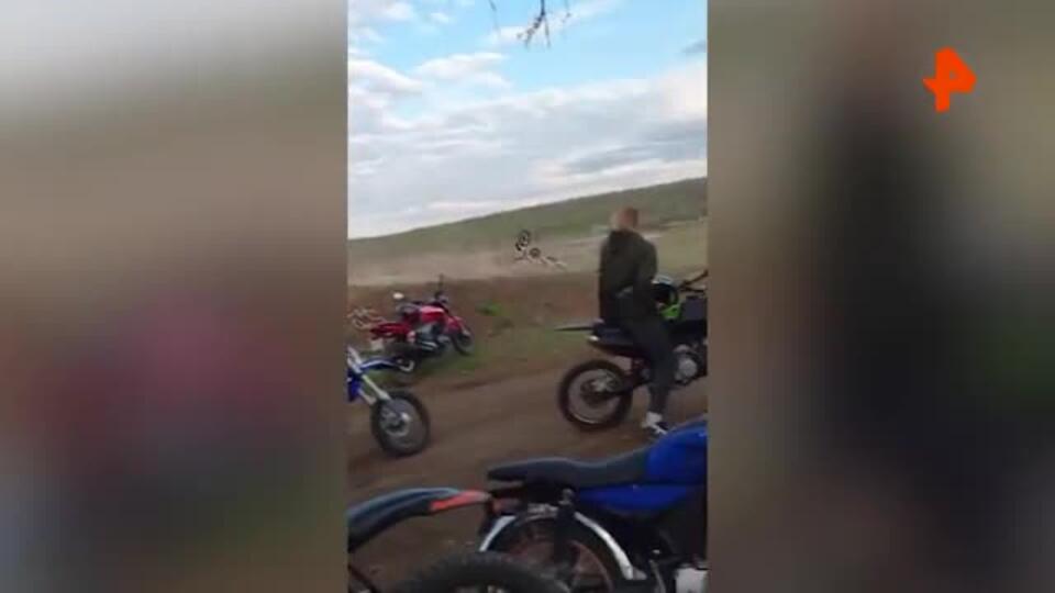 Два мотокроссера столкнулись во время исполнения трюка в Новошахтинске