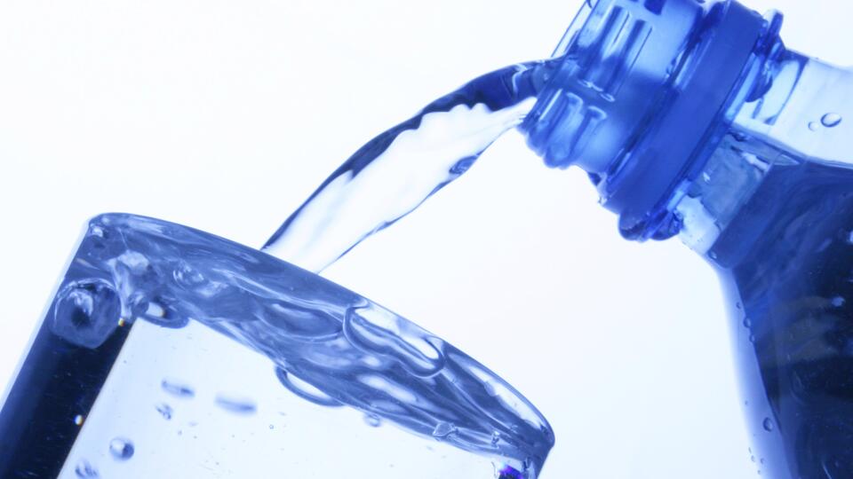 Диетолог Лазуренко посоветовала не запивать еду холодной водой