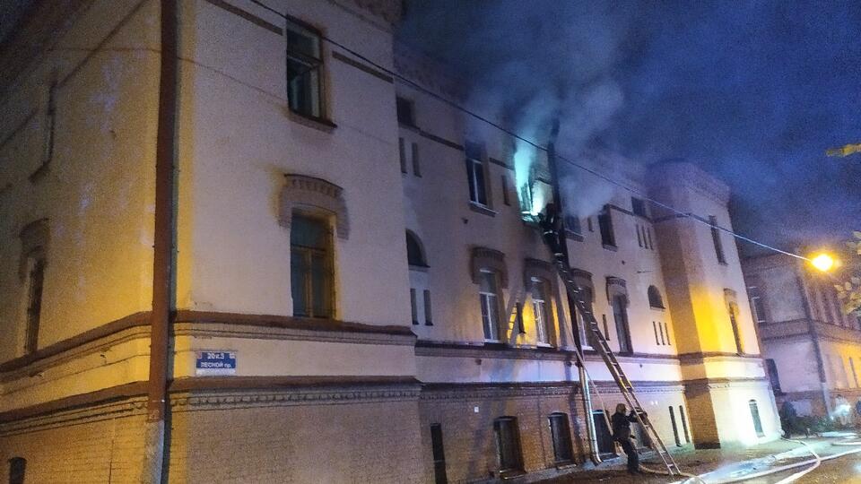 Пожар вспыхнул в квартире в Петербурге, есть пострадавшие