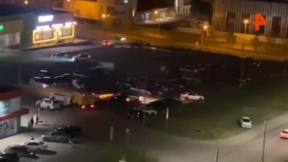Пьяный подросток протаранил 10 авто на парковке и скрылся в Красноярске