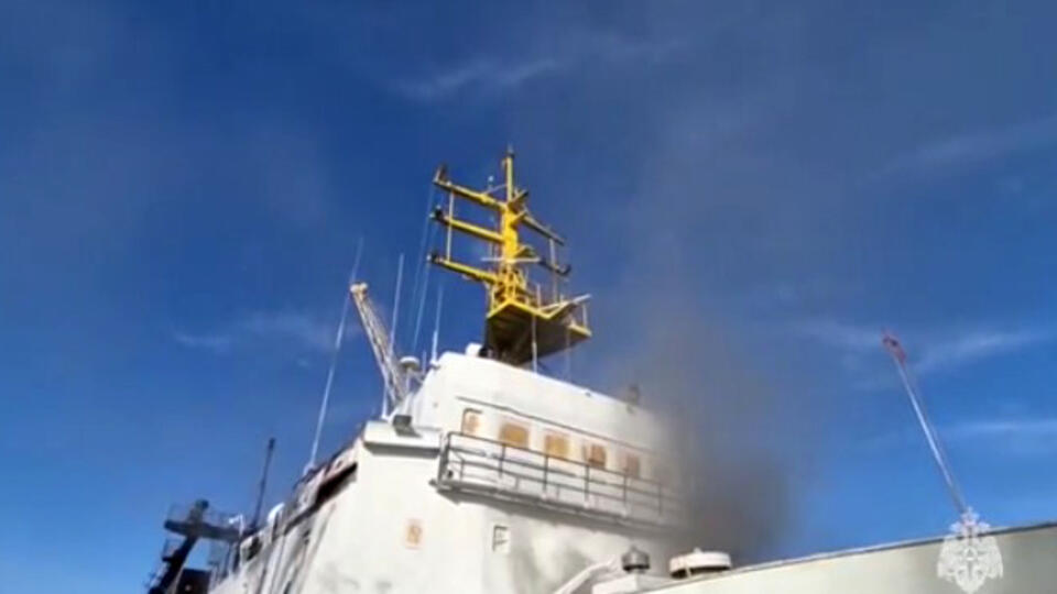 Исследовательское судно загорелось в порту Калининградской области