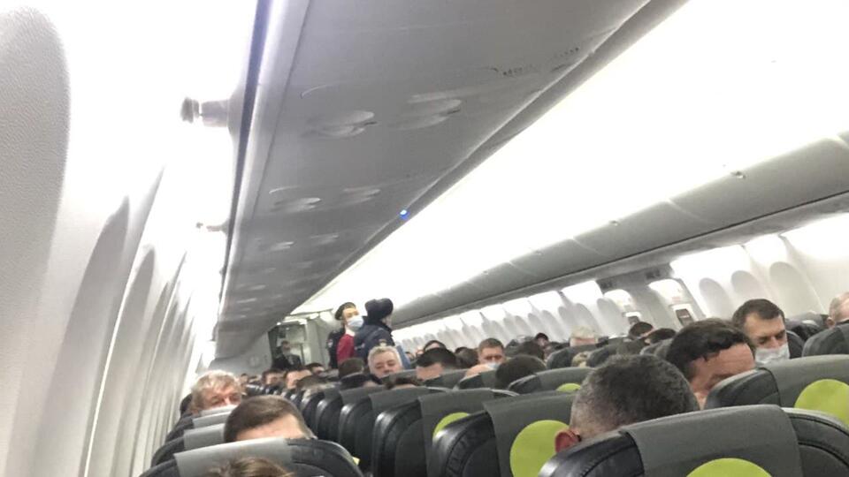 Самолет из-за драки развернулся на взлетно-посадочной полосе в Пулково