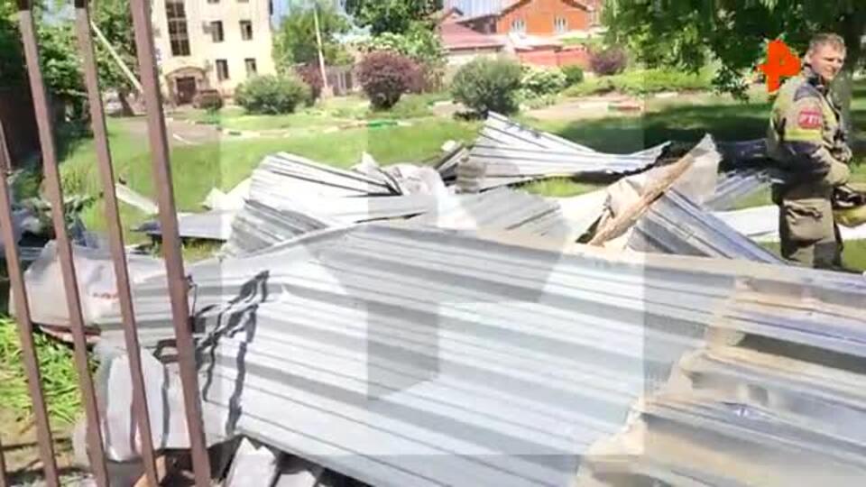 Кадры с места падения части крыши школы в Краснодаре, где пострадали 11 детей