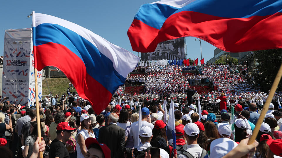 Цветы, флешмобы и рэп: госкомпании поздравили россиян с Днем России