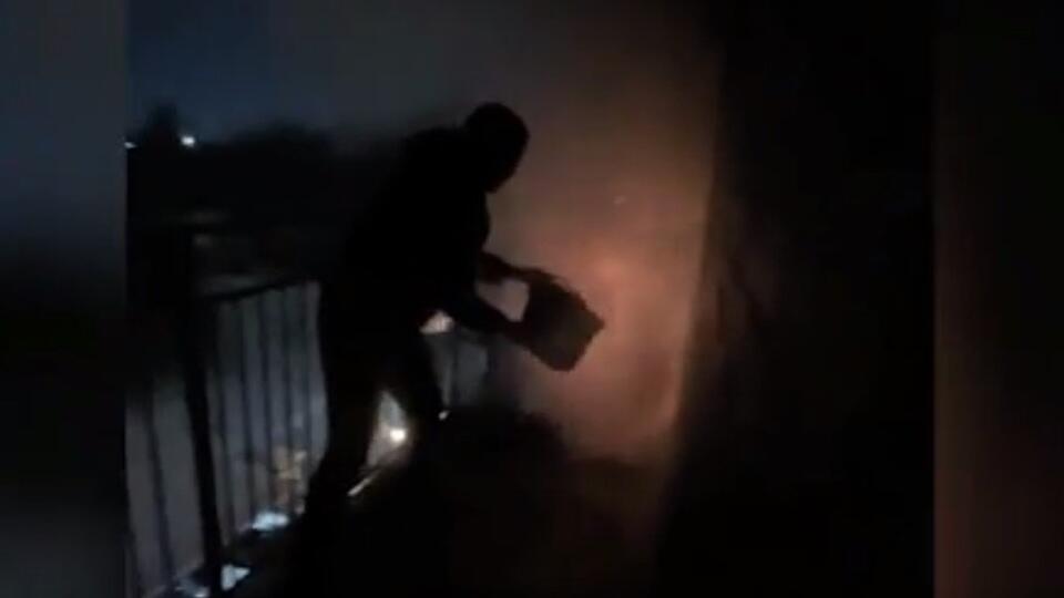 В Петербурге ищут пироманов, поджигающих покрышки в подъездах