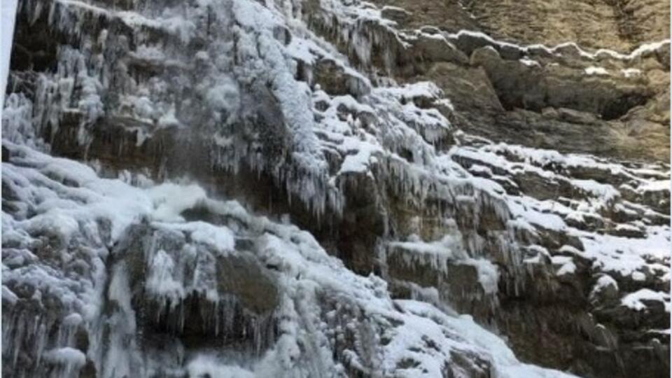 Замерзший 100-метровый водопад в Крыму сняли на видео