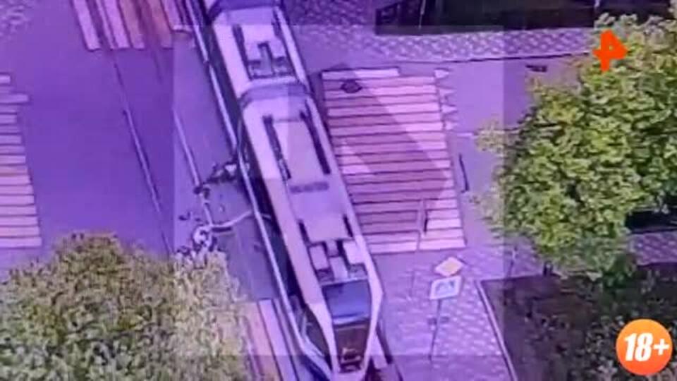 Влетел в трамвай: видео момента смертельного ДТП с мотоциклистом в Москве