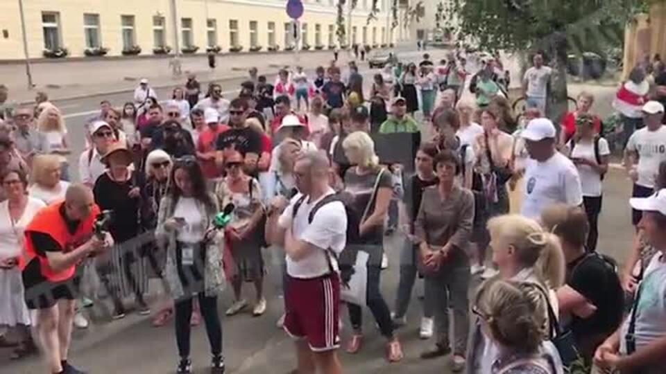Десятки протестующих собрались у СИЗО в день рождения Тихановского