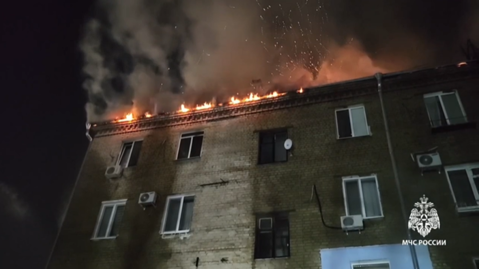 Сотрудники МЧС спасли 15 человек из горящего дома в Саратове