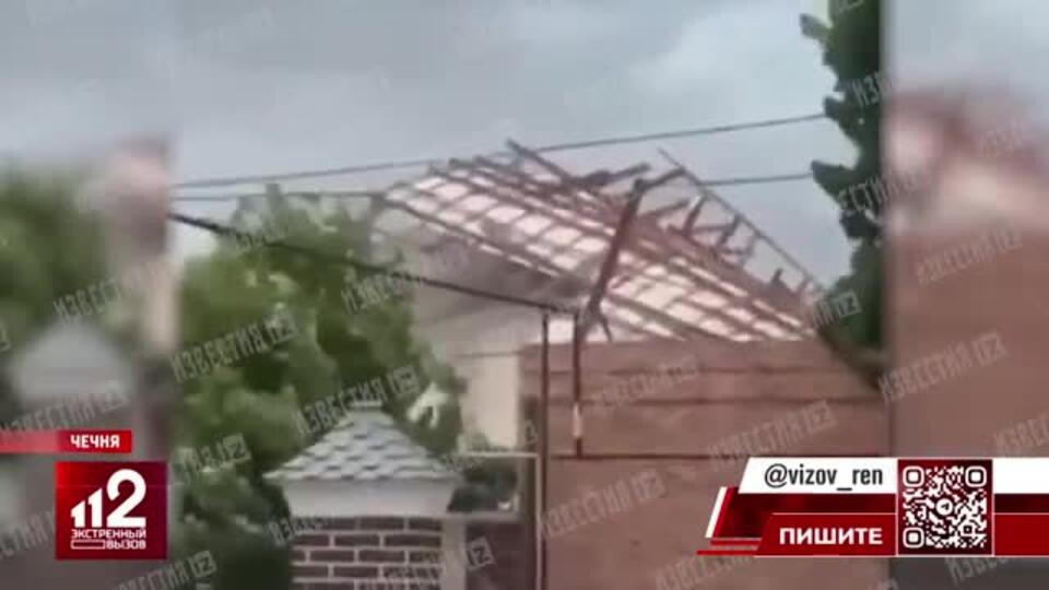 Порывы ураганного ветра сорвали крышу дома в Чечне