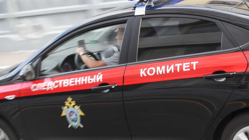 Тело мужчины с ножевыми ранениями нашли возле шоссе на западе Москвы