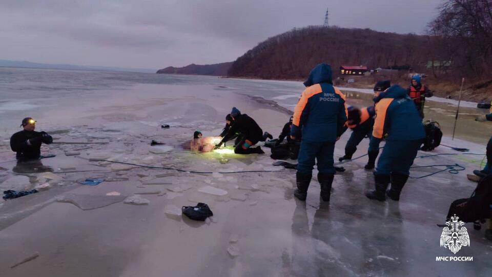 Автомобиль провалился под лед в Приморье, погибли муж и жена