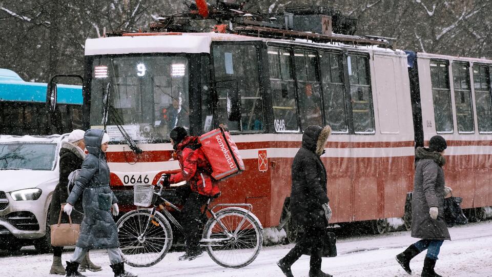 Автомобиль сбил мужчину под колеса движущегося трамвая в Петербурге