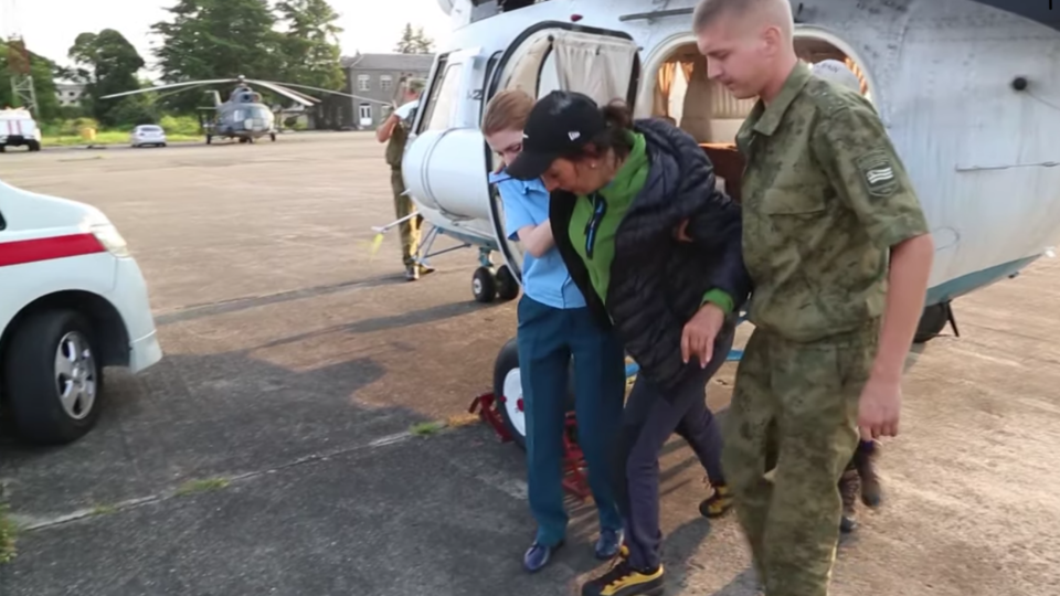 В Абхазии с горного перевала спасли двух российских туристов