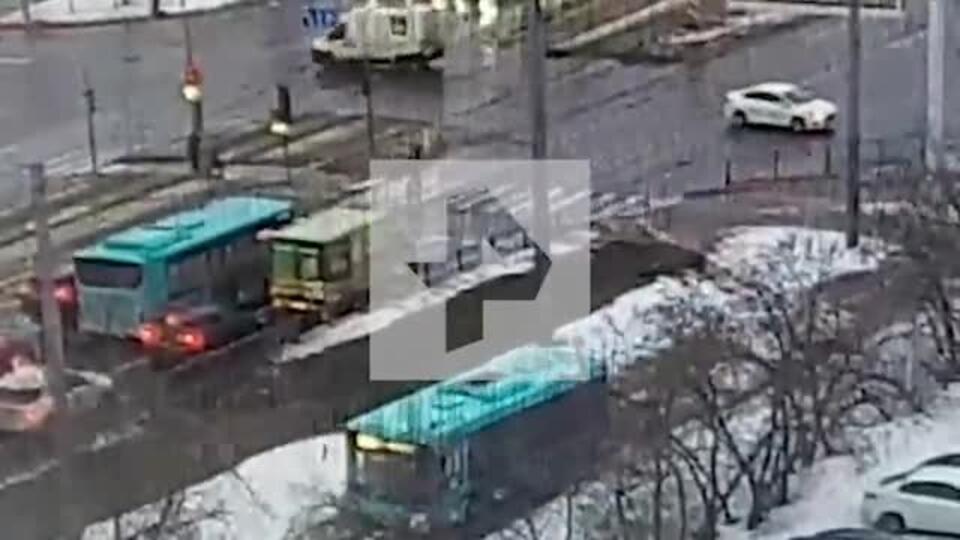 Момент наезда автобуса в толпу людей в Петербурге попал на видео