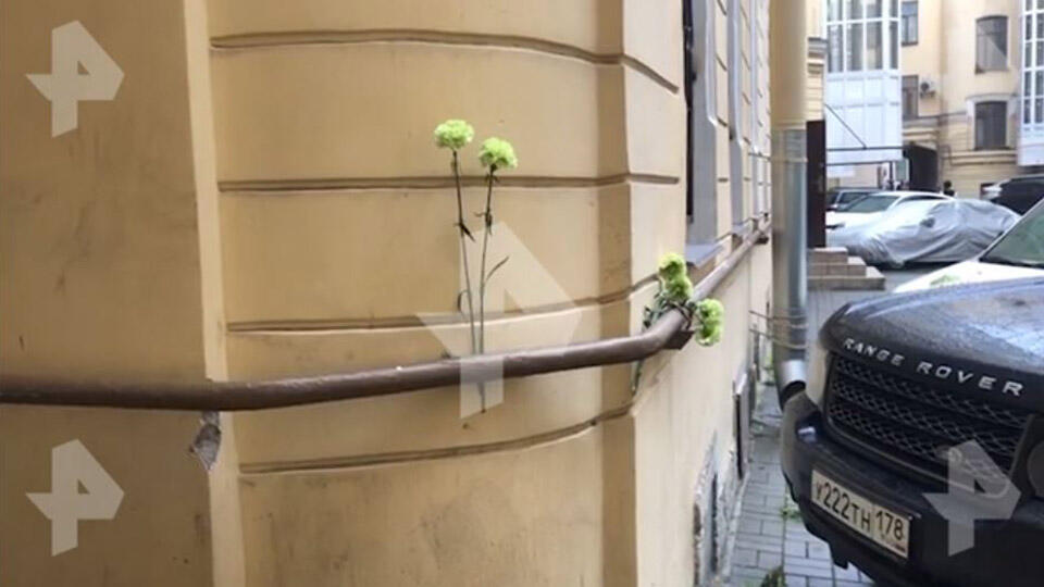 Видео: цветы несут к дому расчлененного рэпера Энди Картрайта