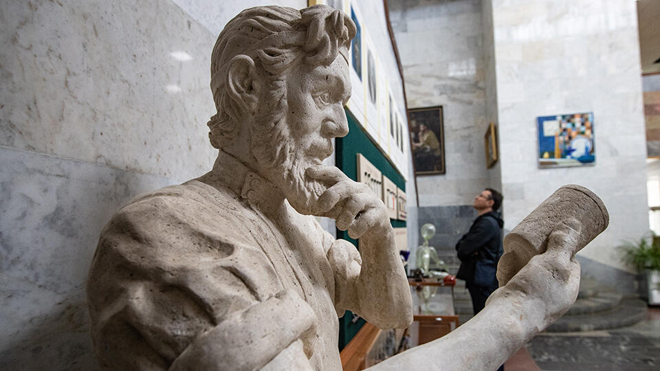 Как крепостной Вершинин стал главным мастером-стеклодувом. Фото: © ТАСС/Станислав Красильников
