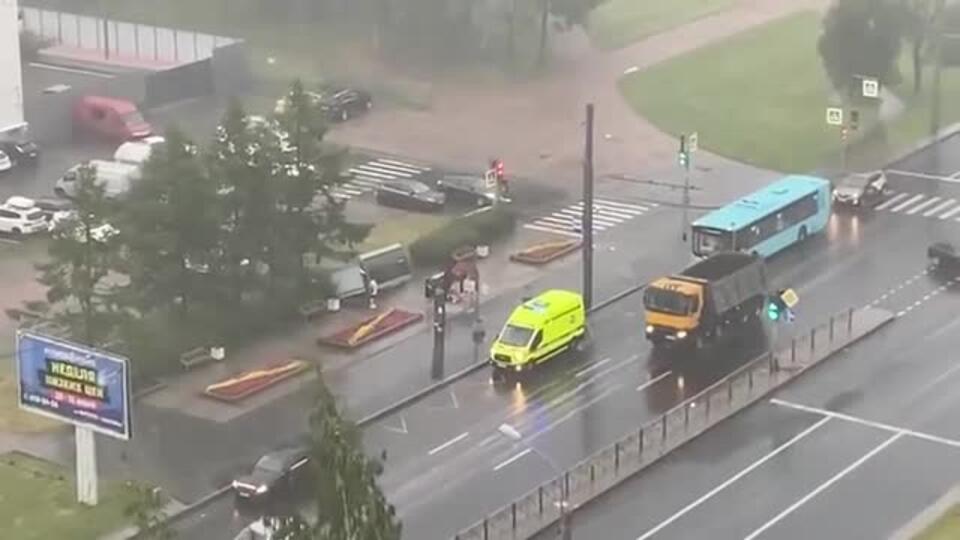 Остановка рухнула на человека во время урагана в Петербурге