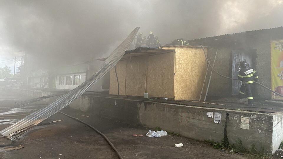 Крупный пожар в магазине в подмосковной деревне Саввино потушен
