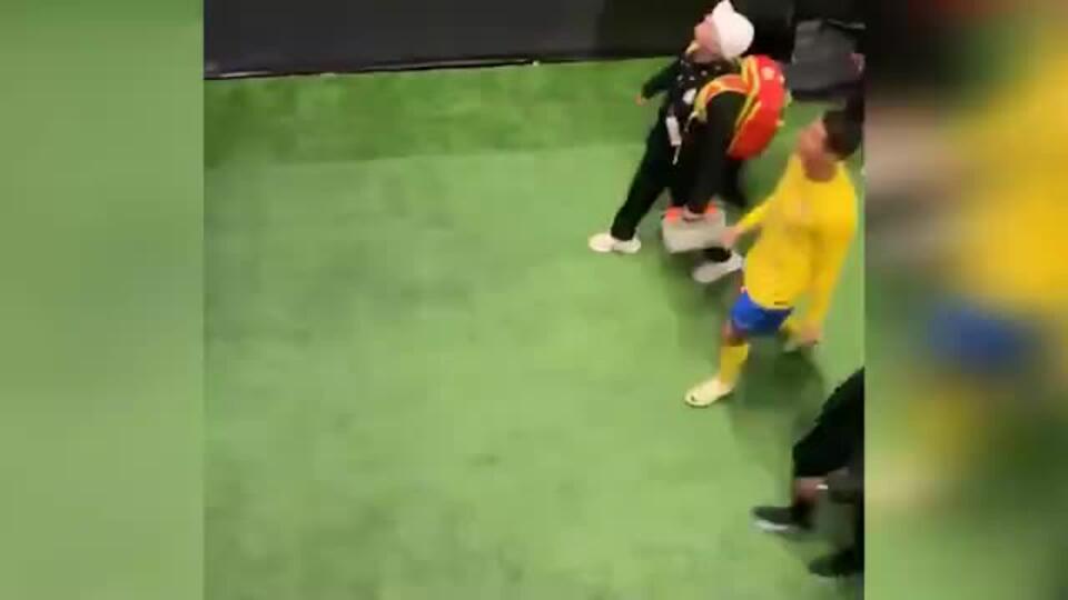 Роналду подтерся шарфом с символикой клуба 