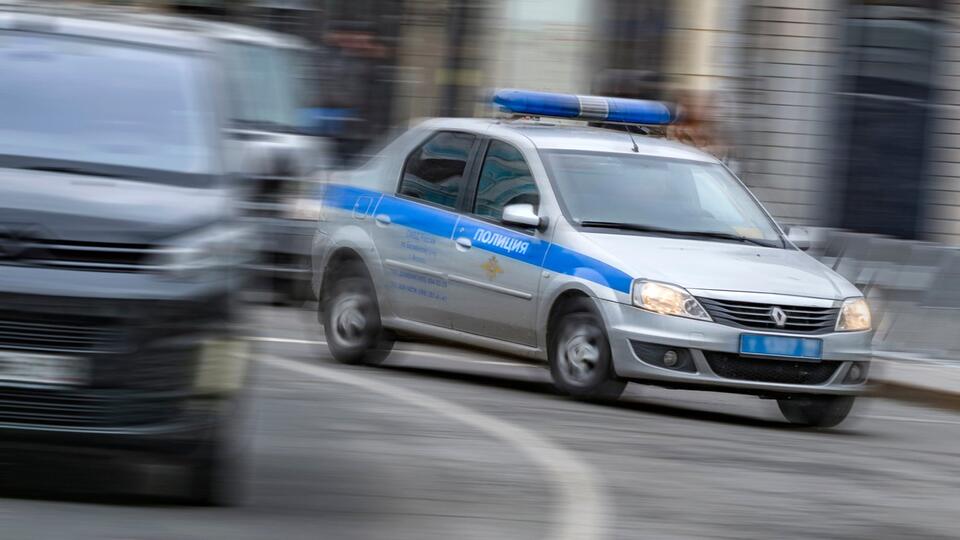 Полиция нашла избитого мужчину в багажнике авто в Петербурге