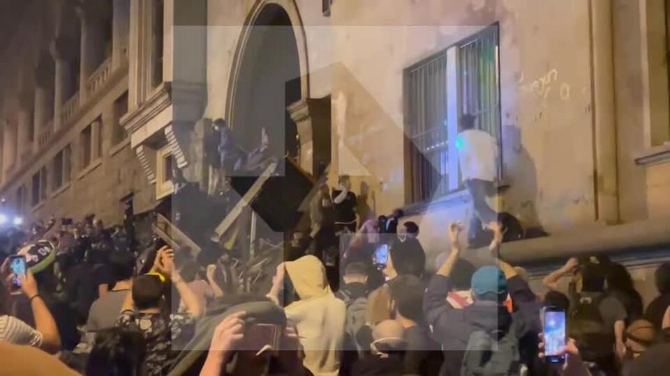 Протестующие разбили окно начали забрасывать парламент Грузии камнями
