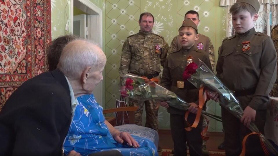 Солдаты и юнармейцы поздравили ветерана Василия Попова с Днем Победы