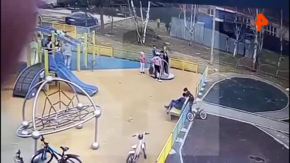 Жительница Подольска напала на детей на площадке, нанеся им травмы
