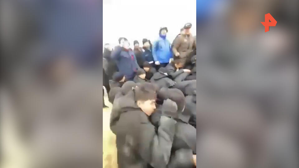 Протестующие поставили на колени нацгвардейцев в Казахстане