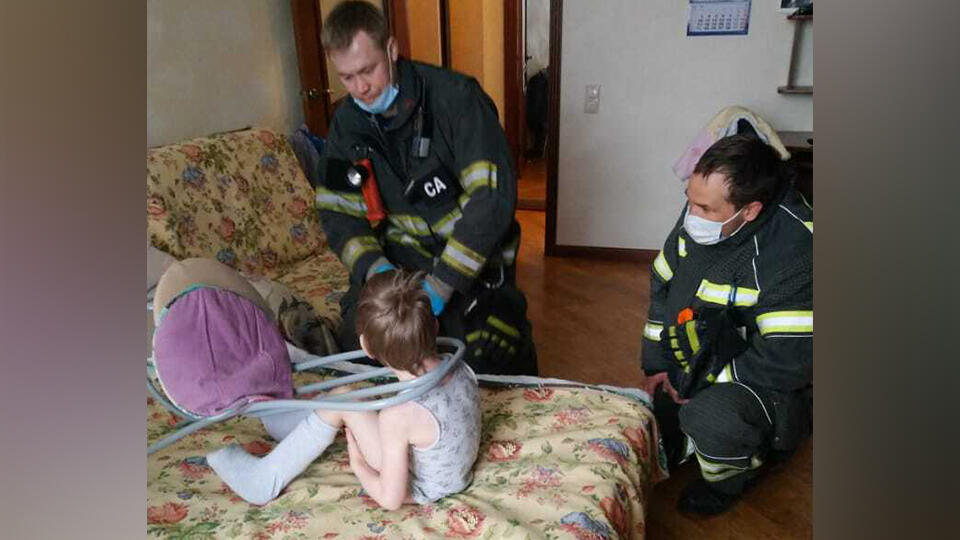 Мальчик засунул. Дети спасатели. Спасатели помогли застрявшему ребенку. Мальчик спасатель. Спасатели помогли застрявшему ребенку между прутьев.