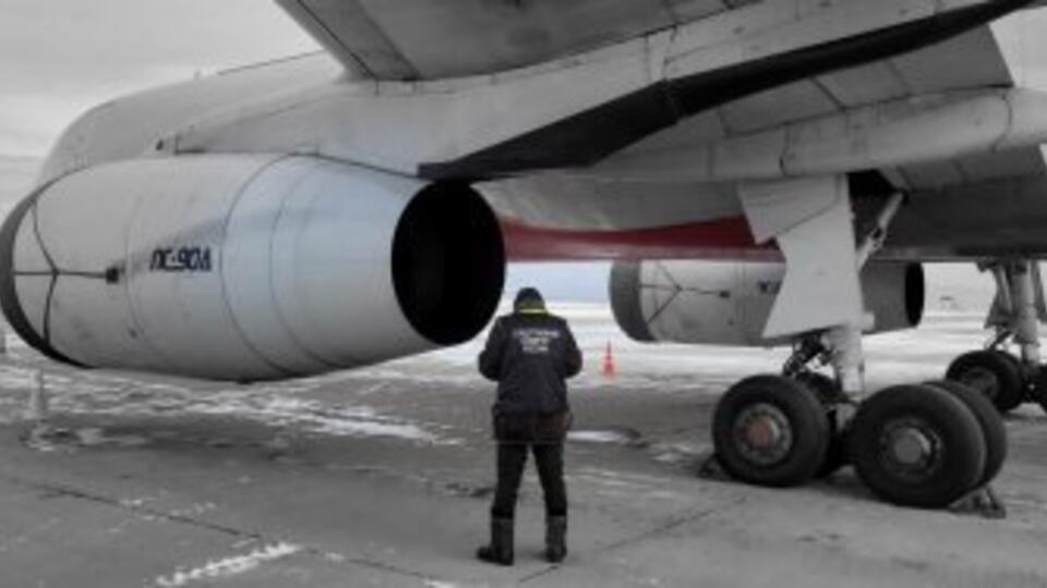 Названа возможная причина возгорания двигателя самолета в Улан-Удэ