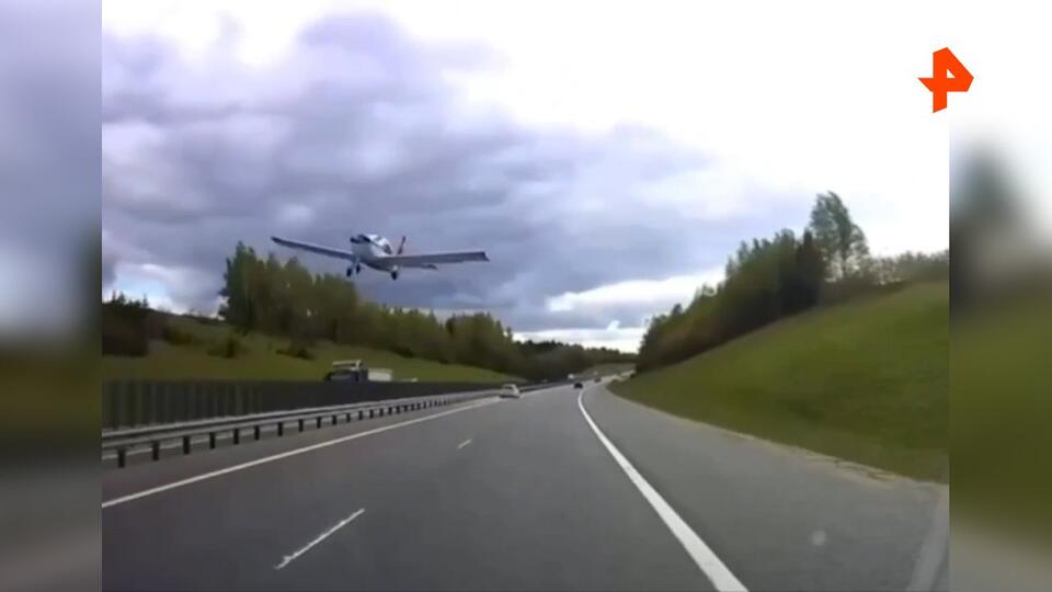 Самолет пролетел на трассой М-8 и попал на видео