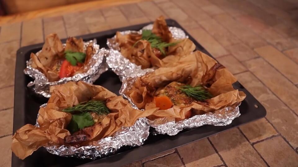Курица по-новому: как приготовить мясо с картофелем в "мешочках". Фото: © Кадр из программы "Самая народная программа", РЕН ТВ