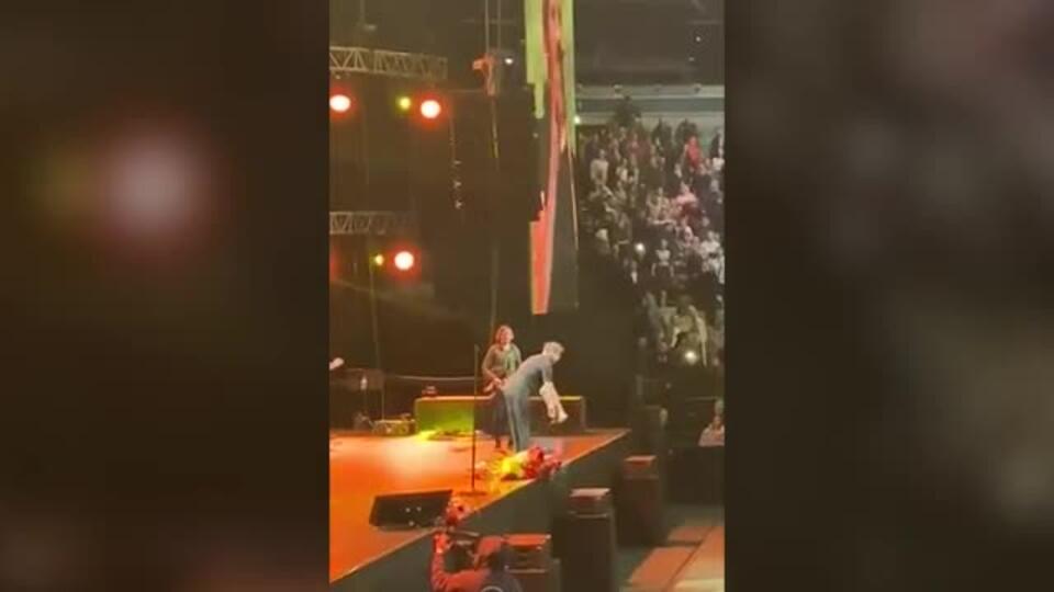 Лепс бросил микрофон и ушел со сцены на концерте в Петербурге