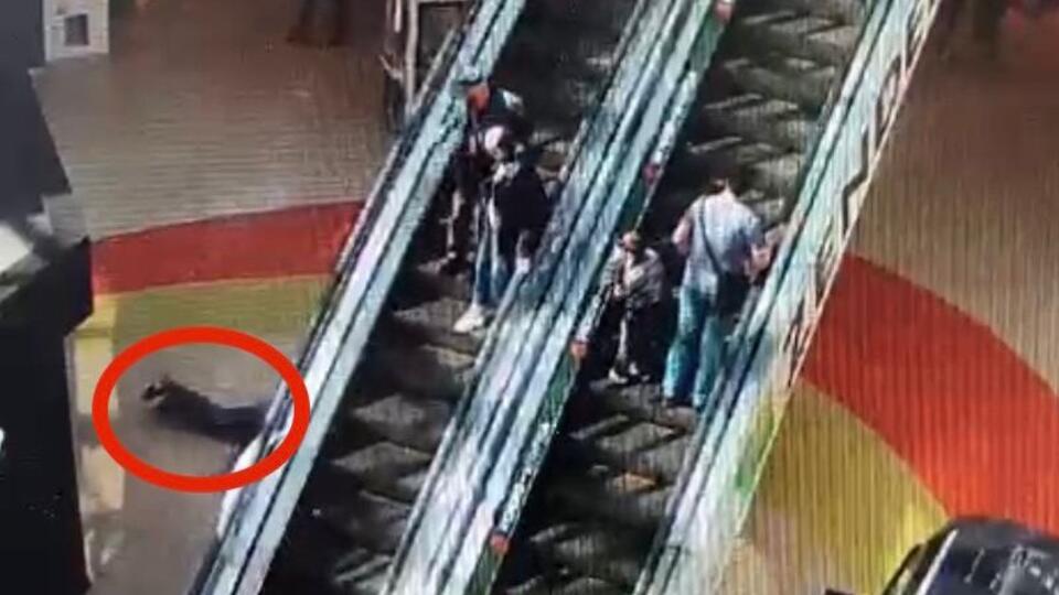 Мужчина умер, упав с эскалатора в торговом центре