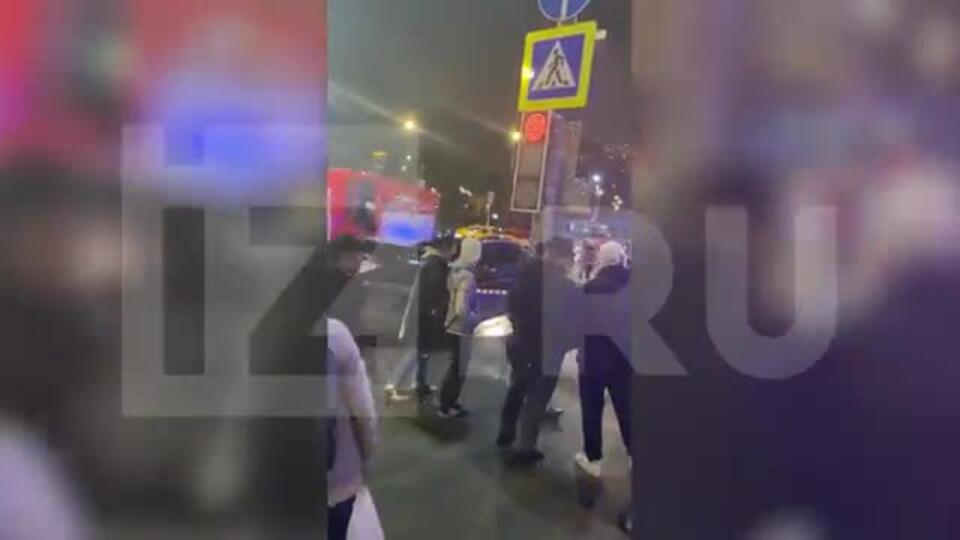 В Москве полицейская машина столкнулась в кроссовером