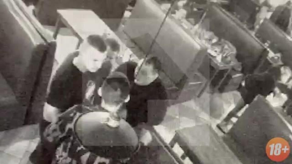 Убил осколком тарелки: видео смертельной драки в баре в Москве