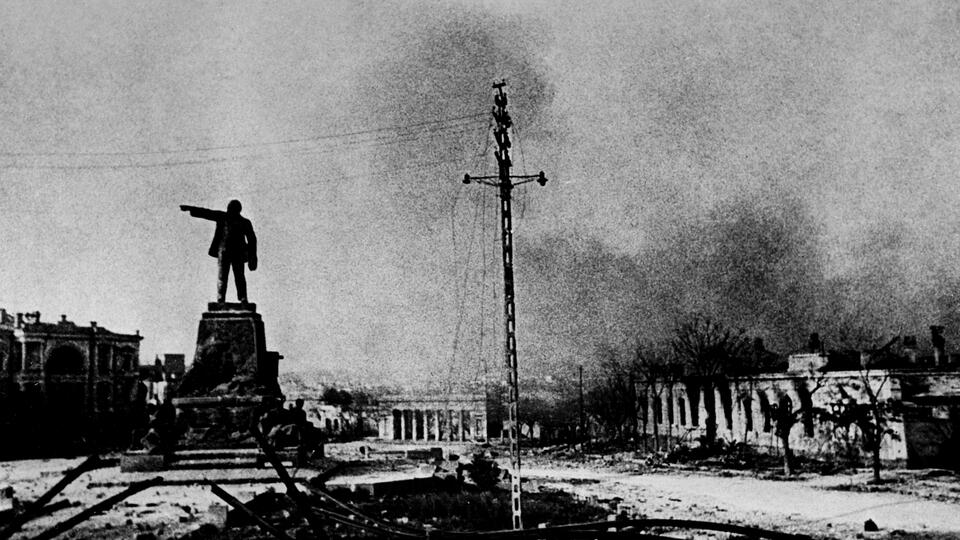 в каком году была оборона севастополя. ddd258939592ce1007ebe0b32f8d50050a4e829f. в каком году была оборона севастополя фото. в каком году была оборона севастополя-ddd258939592ce1007ebe0b32f8d50050a4e829f. картинка в каком году была оборона севастополя. картинка ddd258939592ce1007ebe0b32f8d50050a4e829f. Немецкие бомбы упали на город в первый же день войны, 22 июня 1941 года. Для вермахта Севастополь представлял выгодную позицию: в случае захвата города Черноморский флот СССР лишался места базирования, а кригсмарине получал выход к портам и нефтеносным районам Кавказа. Также из-под удара выводилась Румыния – в случае потери крымских аэродромов наносить удары по ее нефтедобывающим предприятиям у СССР уже не было бы возможности.