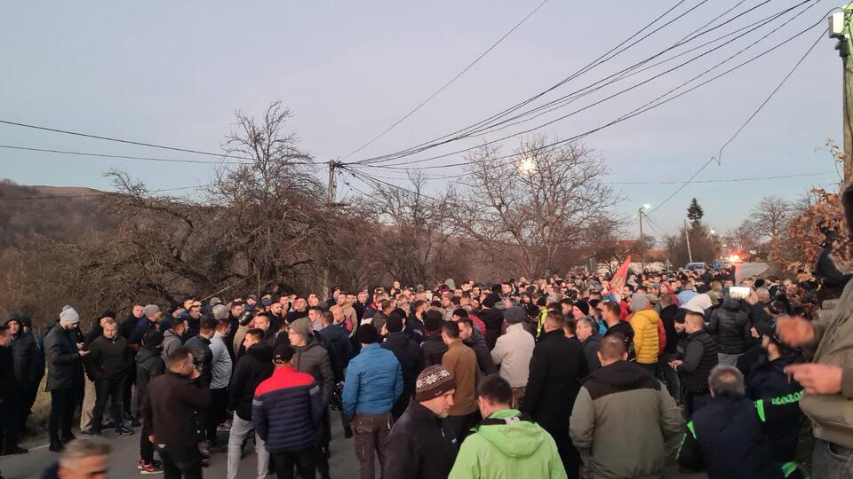 Сербы перекрыли дорогу в Косове после стрельбы в их соотечественников