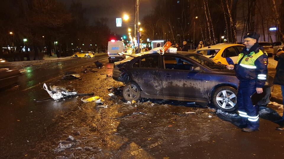 В Москве автомобиль врезался в три припаркованные машины