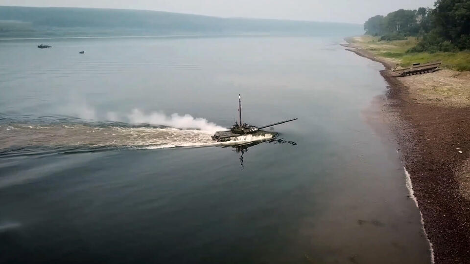 Как танки и легкая бронетехника штурмуют водоемы. Фото: © Кадр из программы "Знаете ли вы, что?", РЕН ТВ