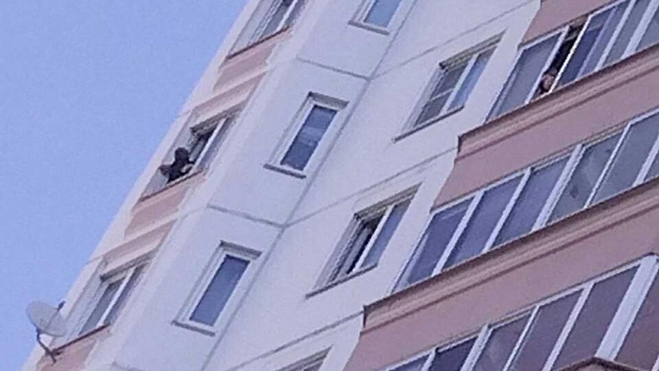 Спасатели удержали девушку от падения с 14-го этажа в Курске