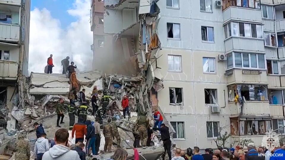 Гладков: под завалами обрушенного дома в Белгороде могут оставаться люди