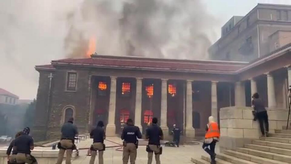 Пожар охватил Кейптаунский университет в ЮАР
