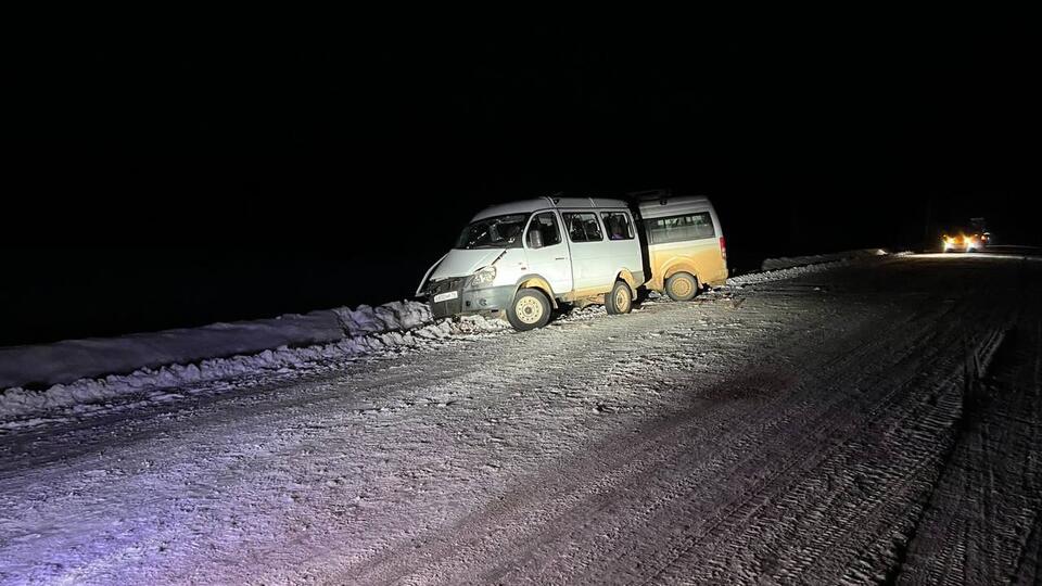14 человек пострадали, один погиб в ДТП с микроавтобусами в Якутии