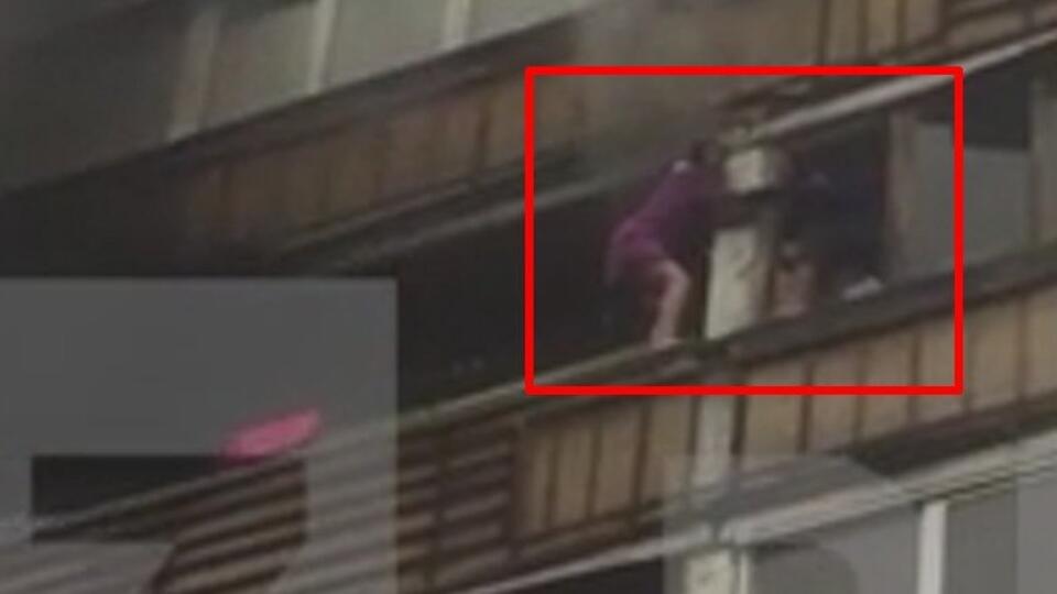 Спасение девушки из горящей квартиры в Москве сняли на видео
