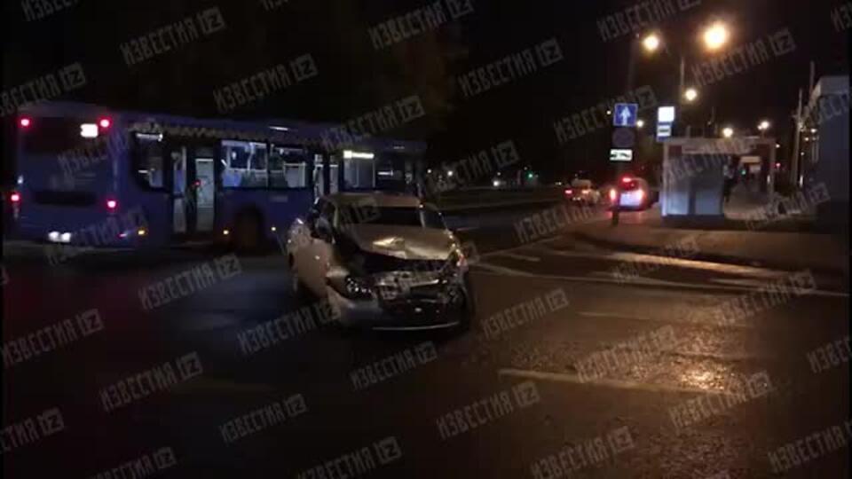 Взрослый и ребенок пострадали при столкновении двух авто в Москве