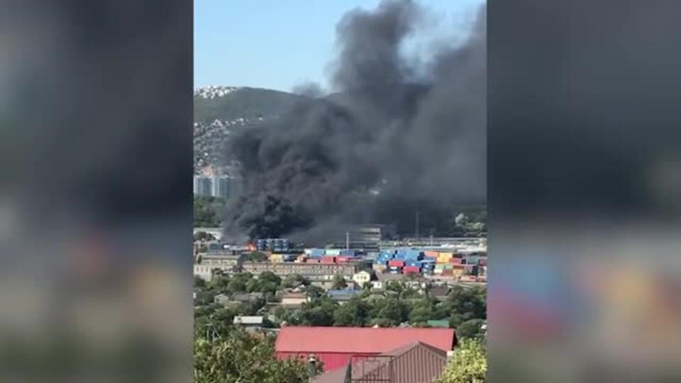 Пожар в новороссийске сейчас видео. Пожар в Новороссийске. Возгорание Новороссийск. Пожар в Новороссийске сейчас. Новороссийск пожар на стадионе.