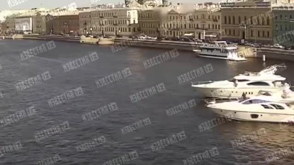 Течение снесло яхту на опоры моста в Петербурге