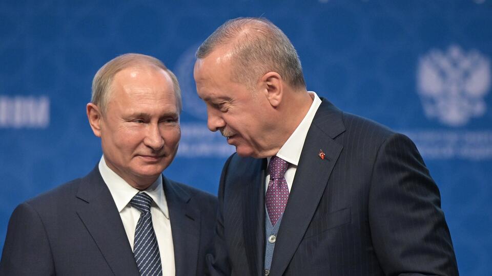 Путин обсудил с Эрдоганом обстрел турецких военных в Идлибе